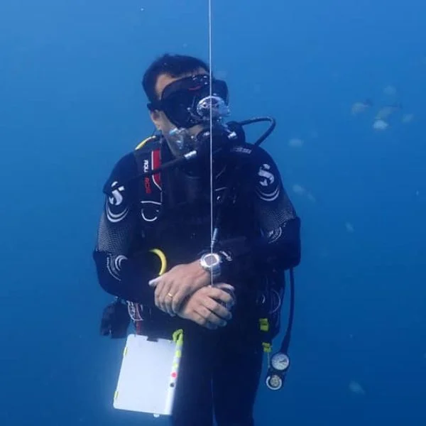 Diver deploying a surface marker buoy from depth