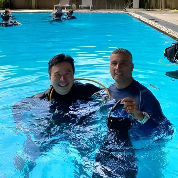 Instructor mentoring divemaster candidates during practical training